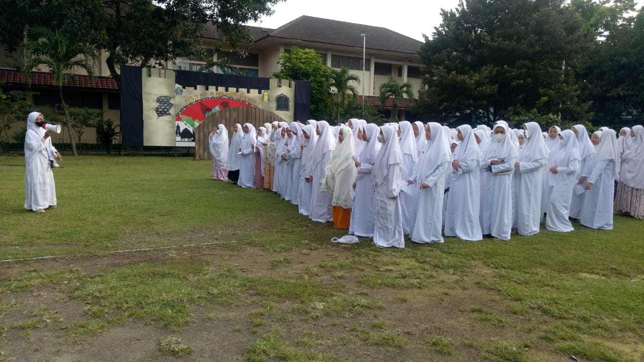 Santriwati Assalaam Latihan Manasik Haji