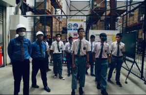 Industrial Visit, Santri SMK Assalaam Kunjungi Axioo Indonesia