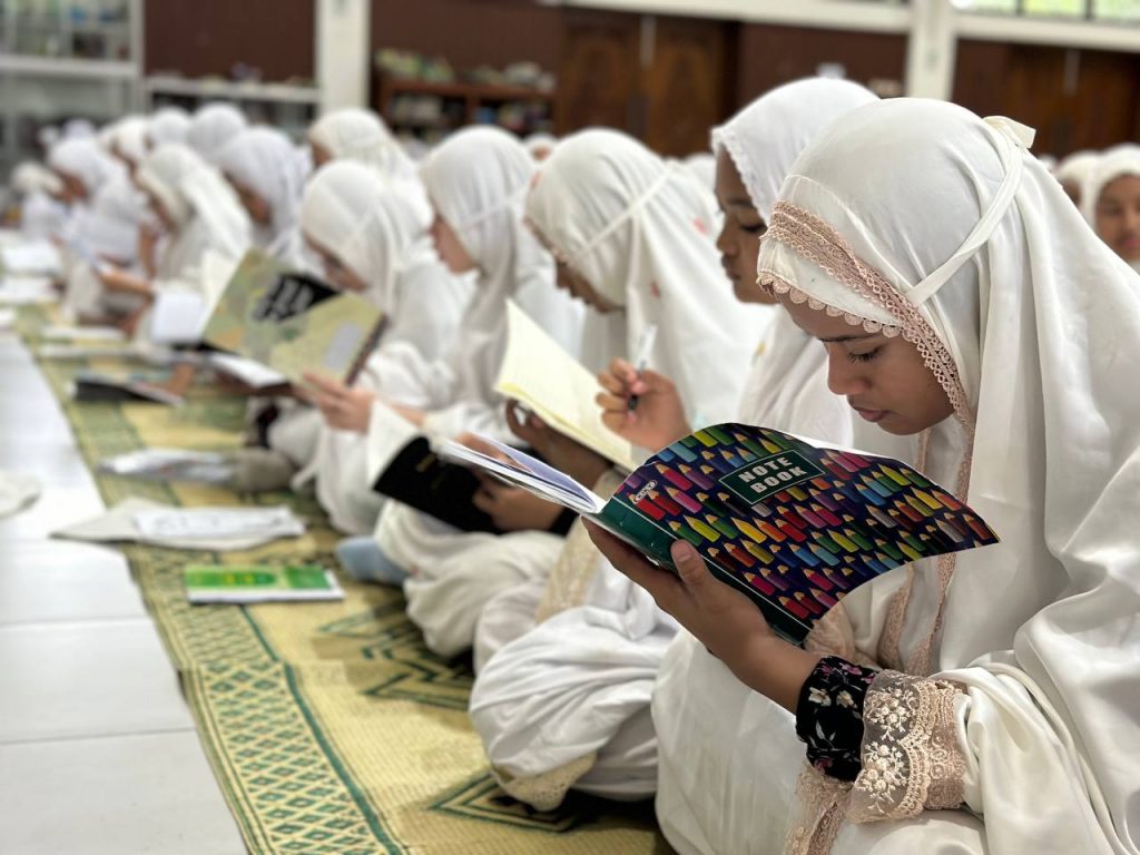 Santriwati Ikuti Tradisi Belajar Bersama dalam Penilaian Akhir Semester (PAS) Gasal Tahun Ajaran 2023/2024.