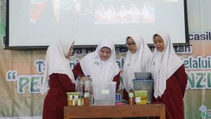 Santri SMA Assalaam Ajarkan Pembuatan Eco Enzyme pada Siswa-Siswi SMPN 2 Surakarta