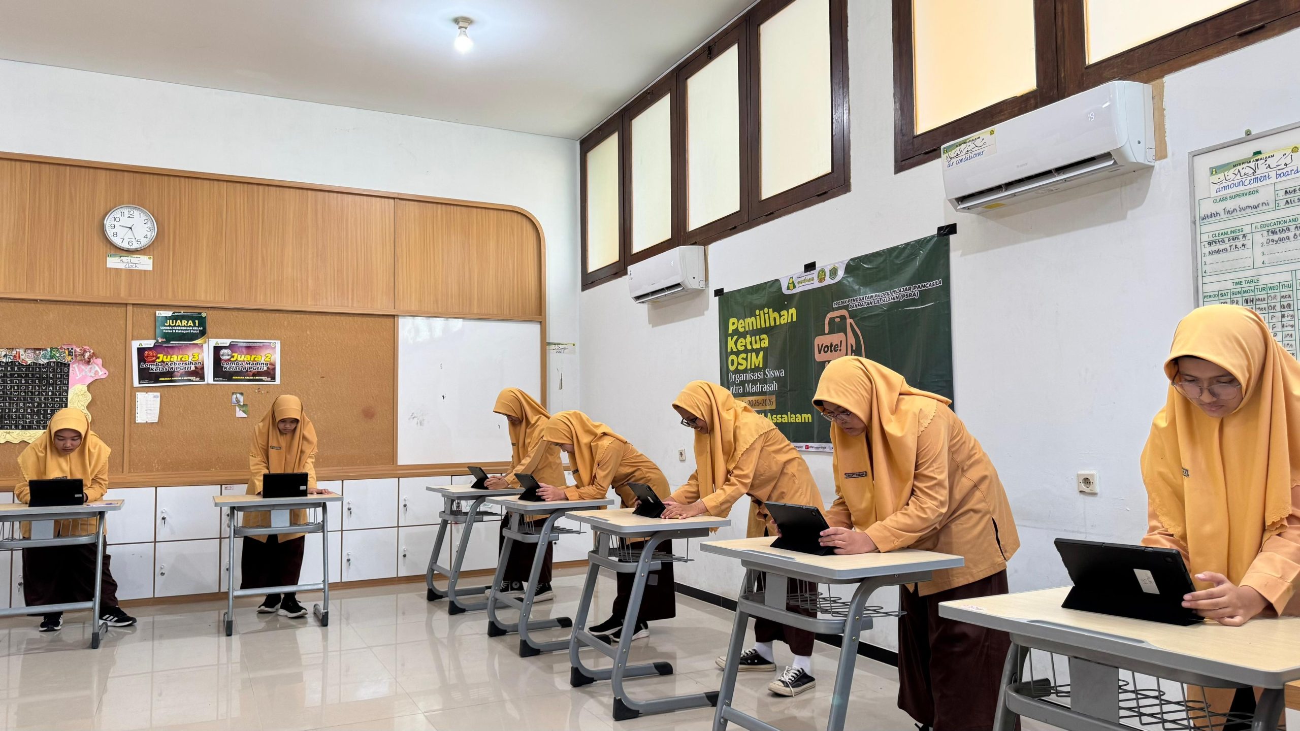 Demokrasi di Pesantren: MTs PPMI Assalaam Terapkan E-Voting dalam Pemilu OSIM