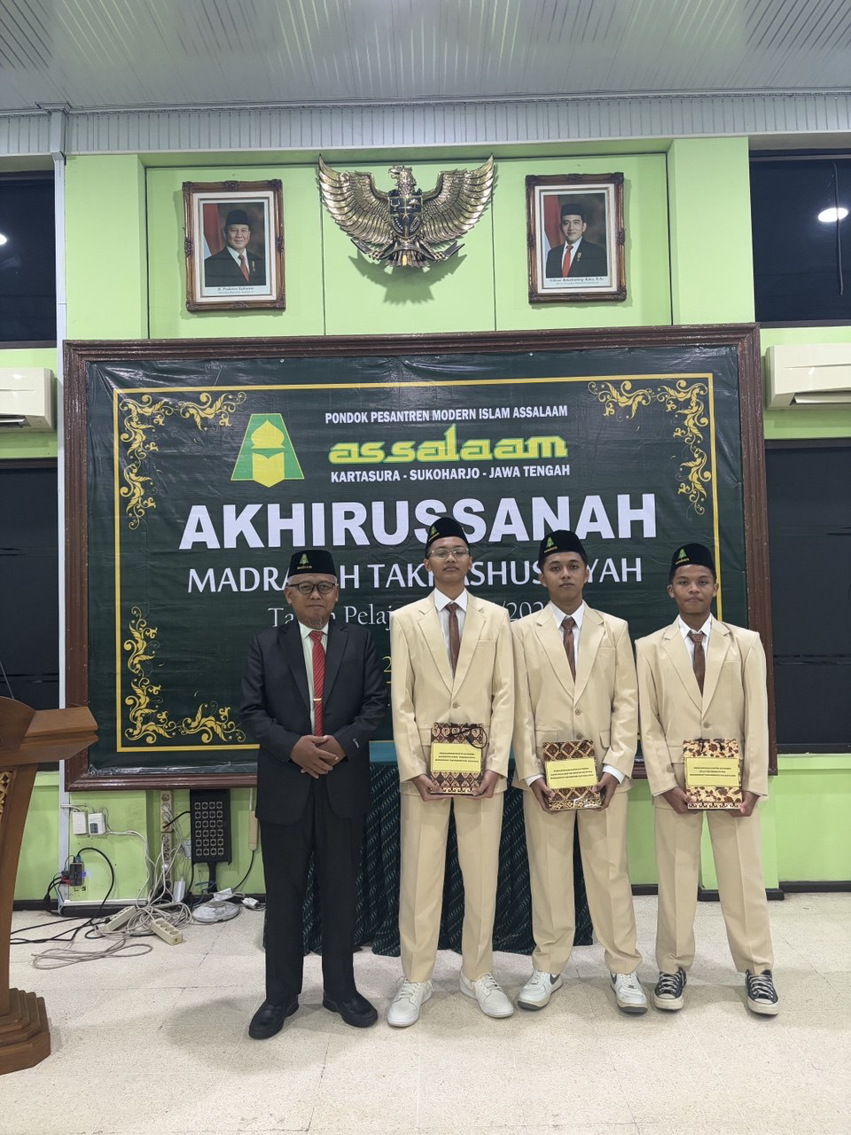 Santri Takhashush PPMI Assalaam Ikuti Wisuda Akhirussanah 2025