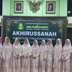 Santri Takhashush PPMI Assalaam Ikuti Wisuda Akhirussanah 2025
