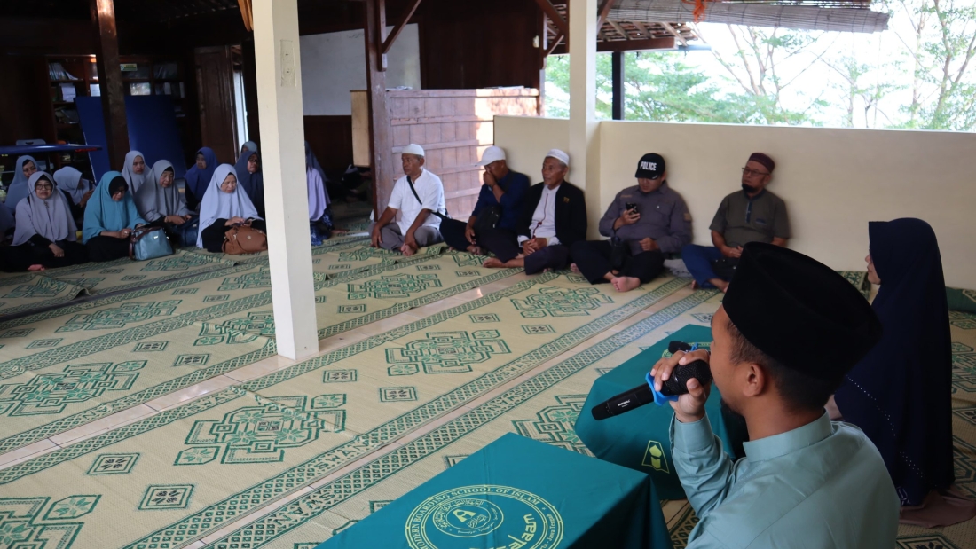 Kunjungan Studi Tiru Majelis Taklim Ar-Rosyidah Magetan ke SMP TQS Assalaam Tepus