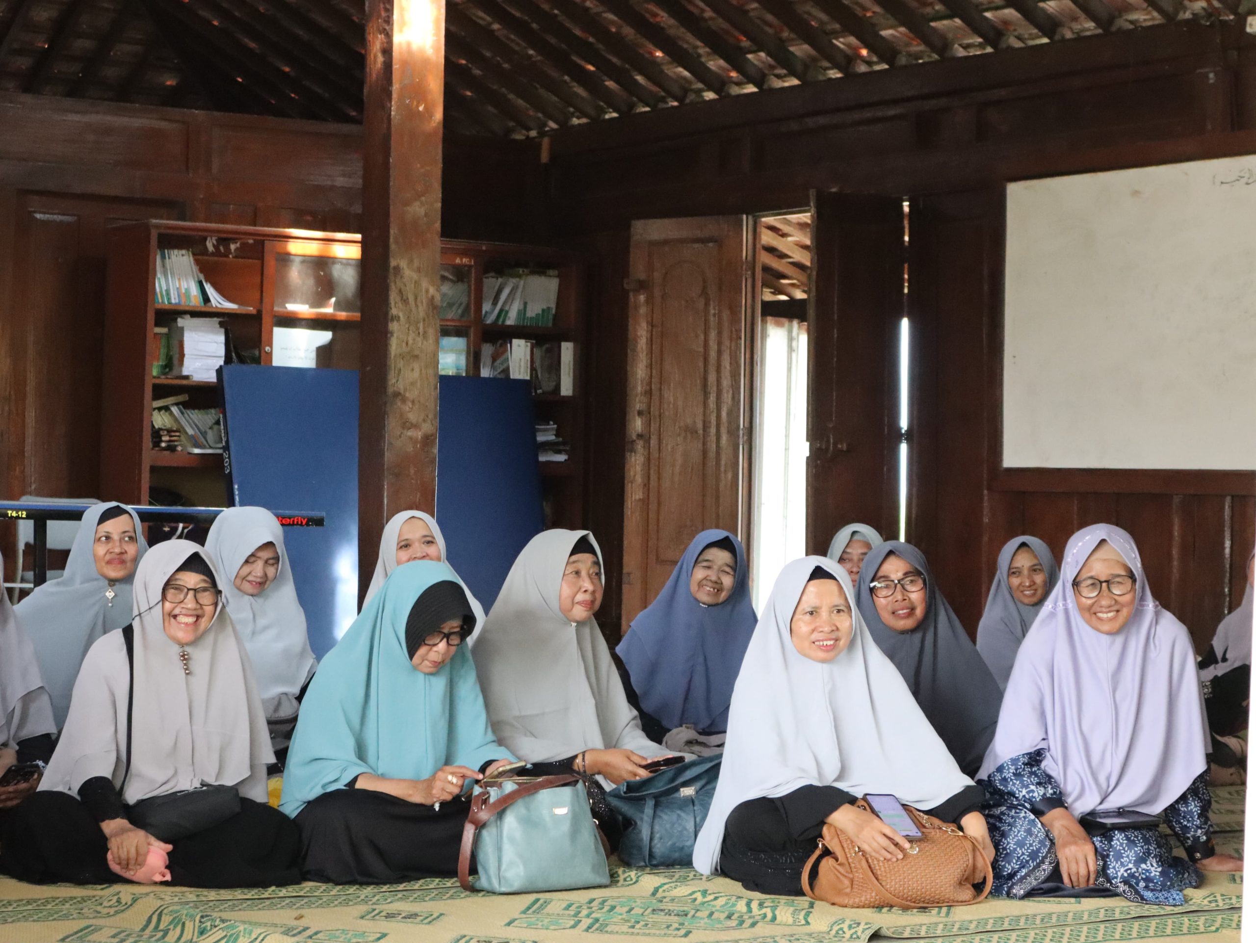 Kunjungan Studi Tiru Majelis Taklim Ar-Rosyidah Magetan ke SMP TQS Assalaam Tepus