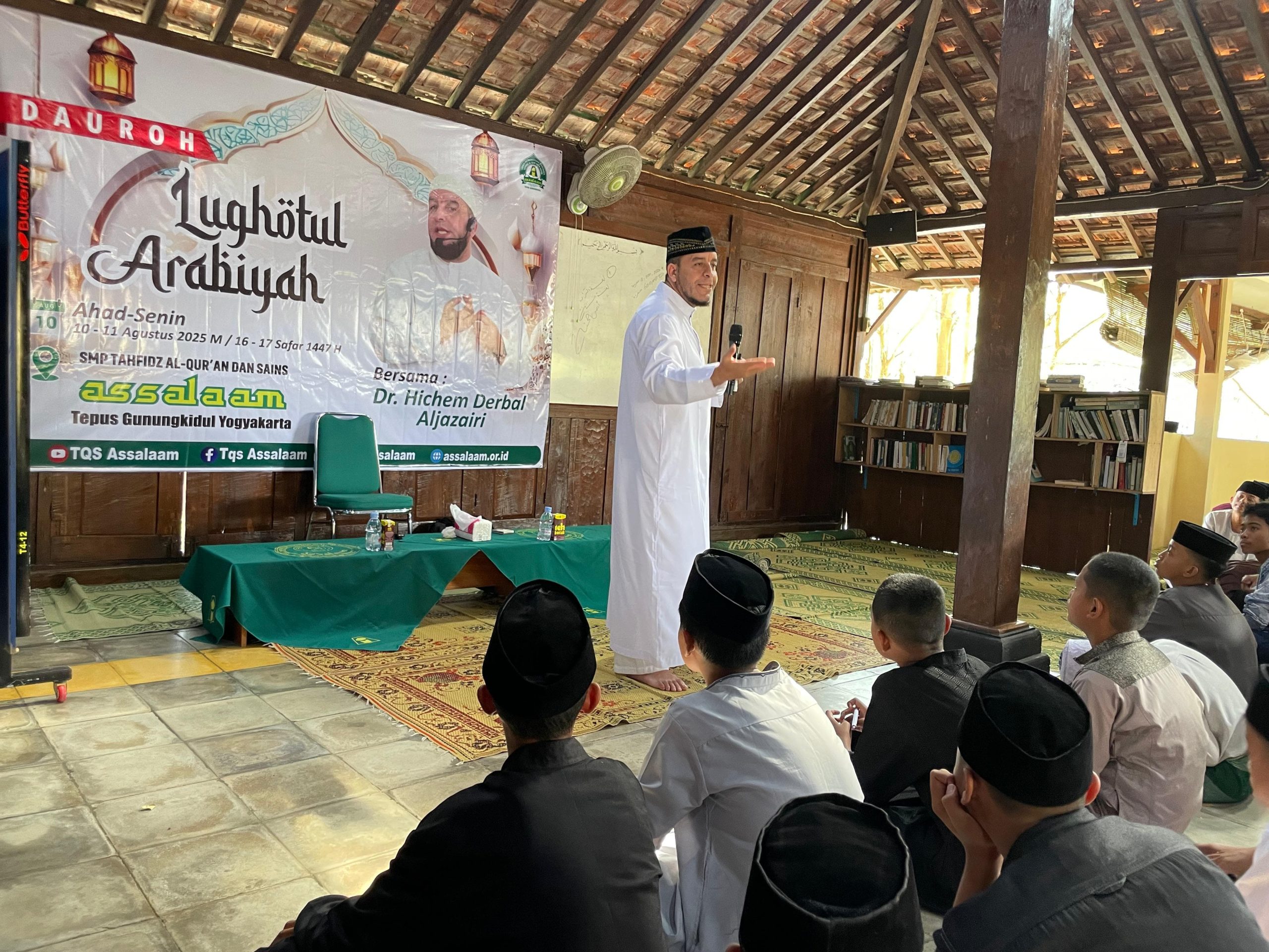 Santri SMP TQS Assalaam Tepus Ikuti Dauroh Lughotul Arabiyah Bersama Dr. Hichem Derbal Aljazairi
