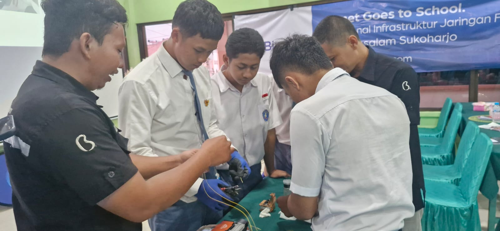 Berkerjasama dengan Biznet, Santri SMK Assalaam Belajar Infrastruktur Fttx 