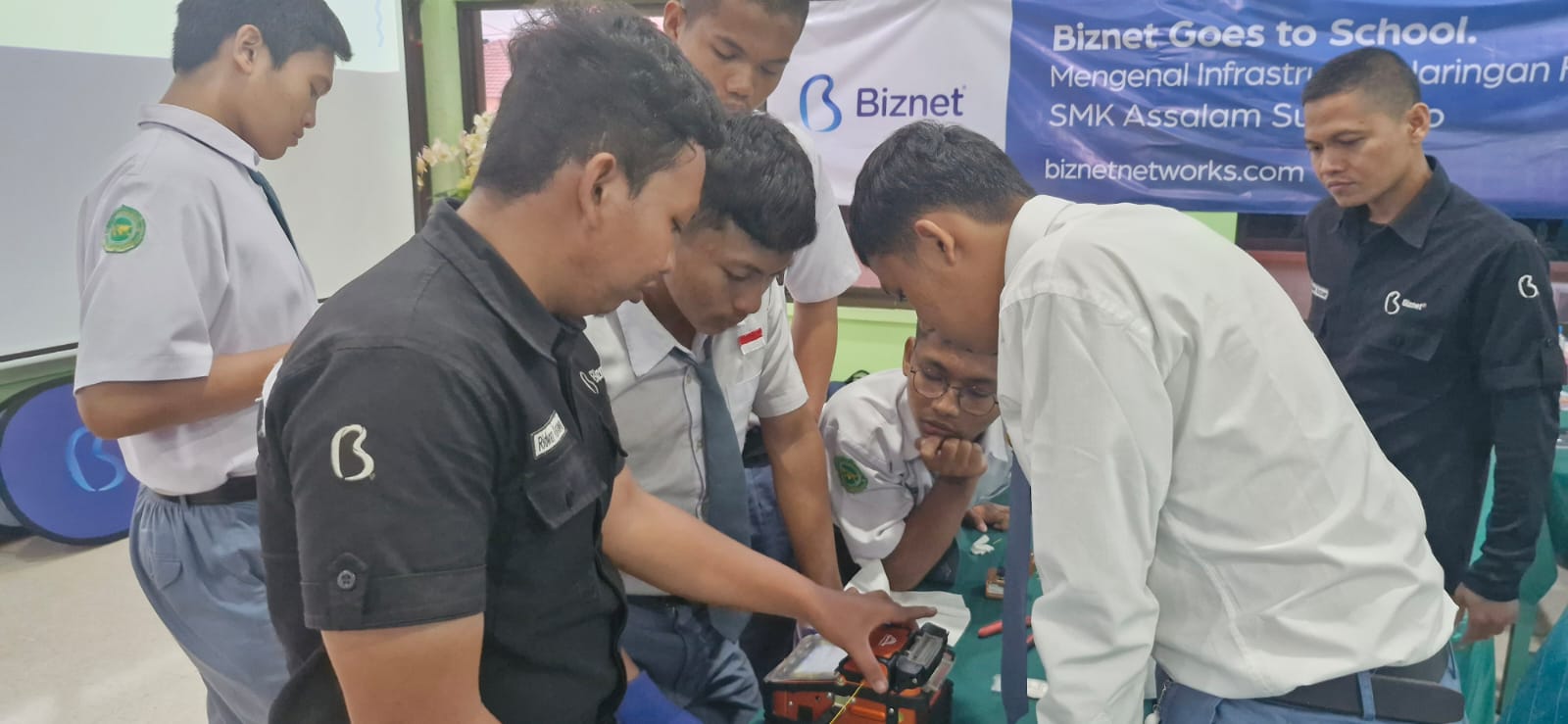 Berkerjasama dengan Biznet, Santri SMK Assalaam Belajar Infrastruktur Fttx