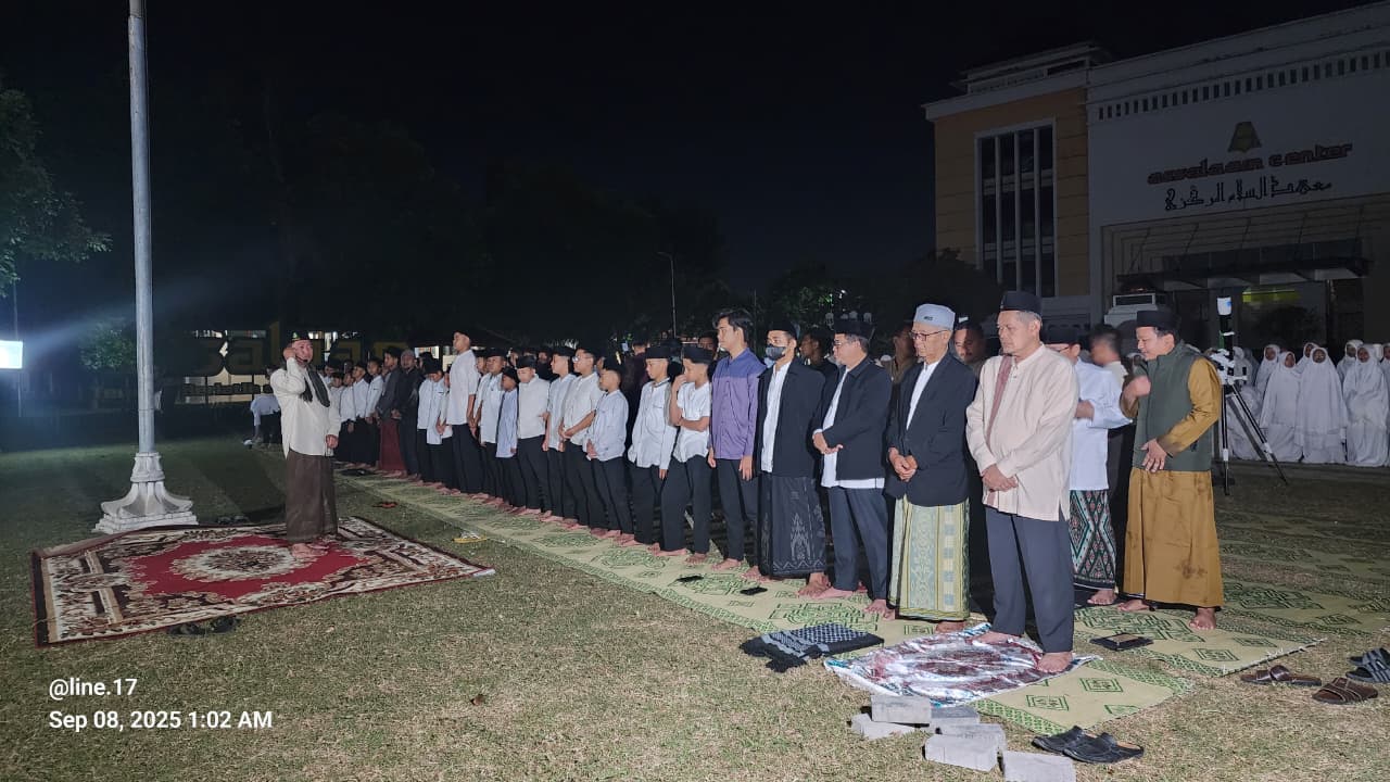 Pesantren Assalaam Gelar Pengamatan & Sholat Gerhana Bulan Total