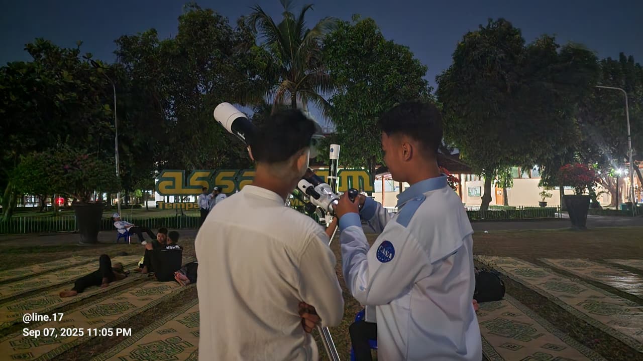 Pesantren Assalaam Gelar Pengamatan & Sholat Gerhana Bulan Total