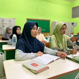 Pendampingan Belajar Malam, Santri PPMI Assalaam Tingkatkan Daya Saing dan Spiritualitas