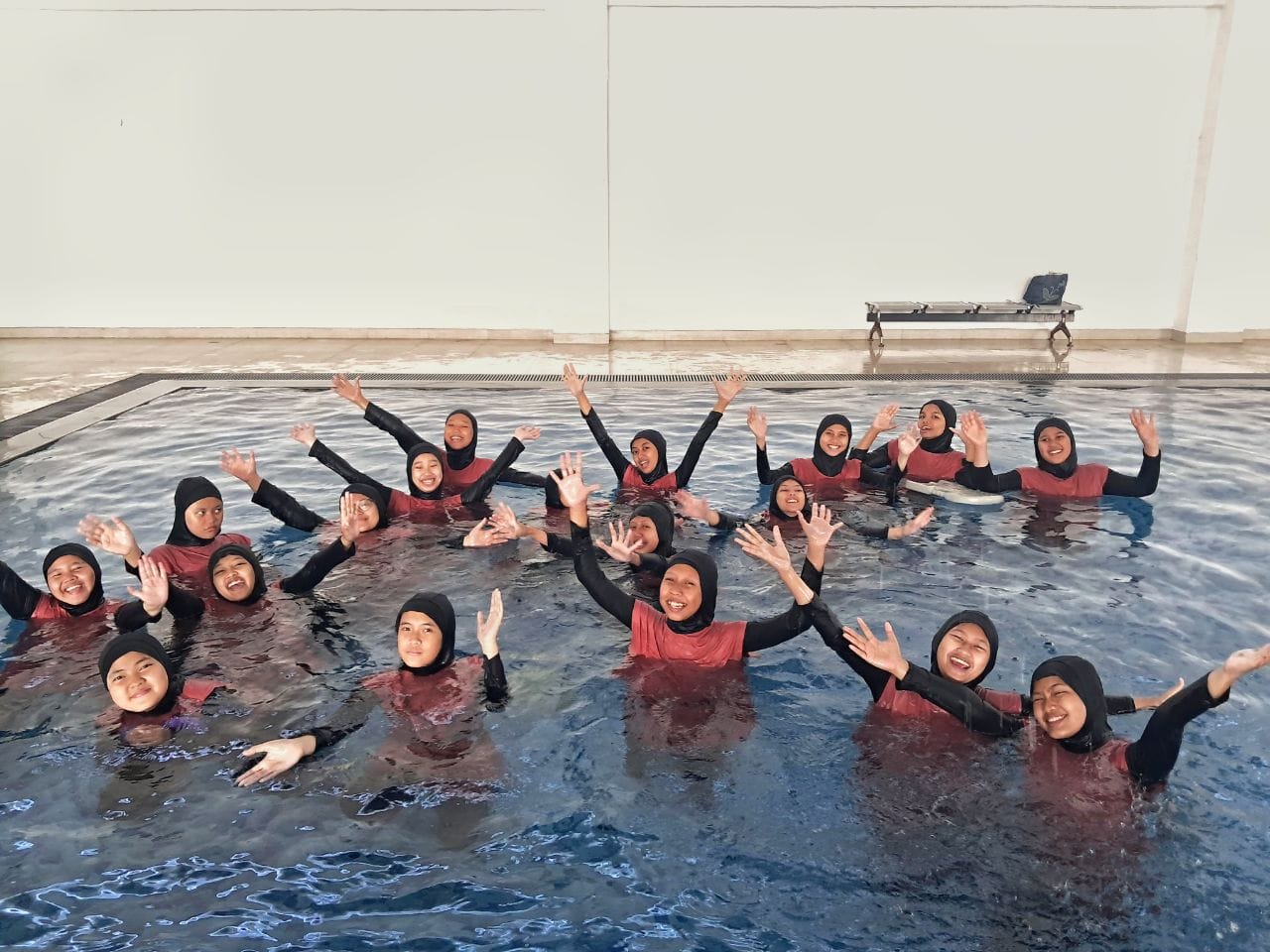 Renang Bersama Santriwati IX MTs dan X SLTA PPMI Assalaam, Sehatkan Jasmani dan Pererat Kebersamaan