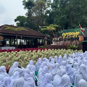 Santri MTs PPMI Assalaam Asah Karakter Melalui Outbound di Alam Karanganyar