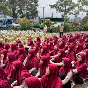 Santri MTs PPMI Assalaam Asah Karakter Melalui Outbound di Alam Karanganyar