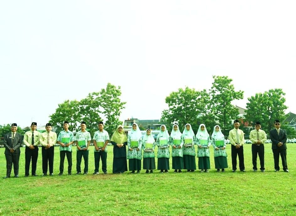 Peringati Hari Santri Nasional 2025, Assalaam Berikan Beasiswa Prestasi bagi 10 Santri Berprestasi MTs