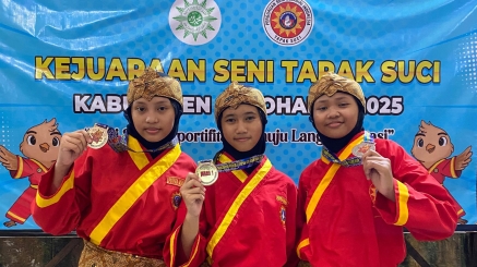 Santri PPMI Assalaam Sukses Borong 10 Medali di Kejurda Seni Pencak Silat Sukoharjo 2025