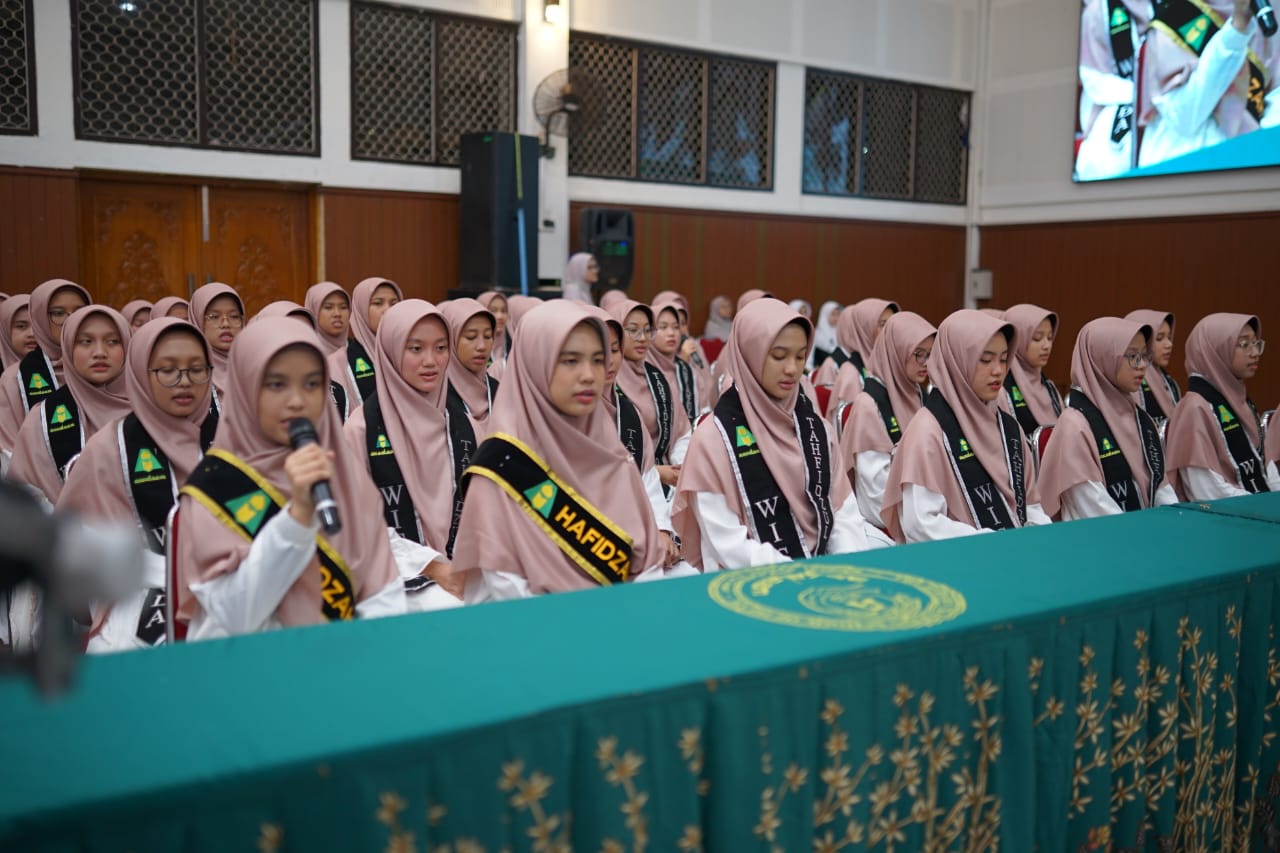 94 Santriwati PPMI Assalaam Bersinar di Haflah Takrim Li Hafidzaat Periode VI