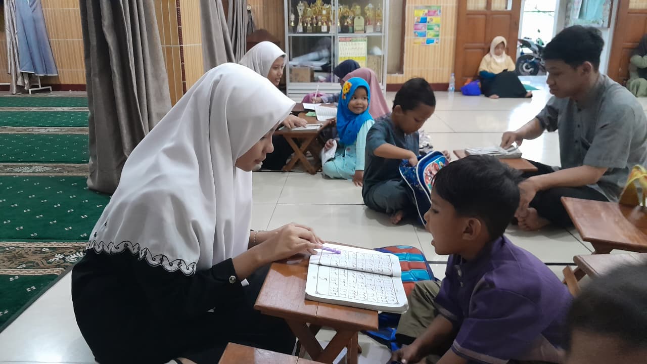 Santriwati PPMI Assalaam Terjun ke Masyarakat, Bimbing Anak-Anak TPA
