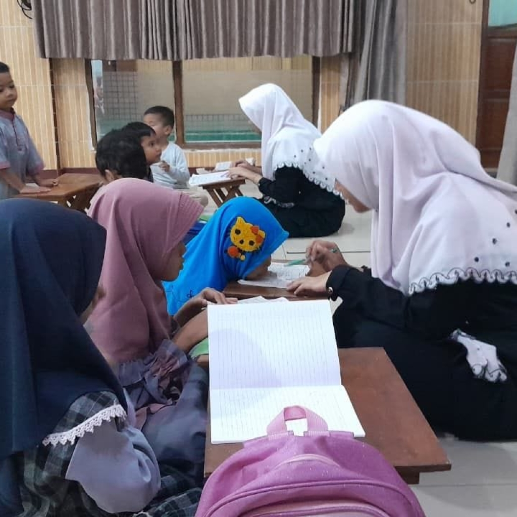 Santriwati PPMI Assalaam Terjun ke Masyarakat, Bimbing Anak-Anak TPA