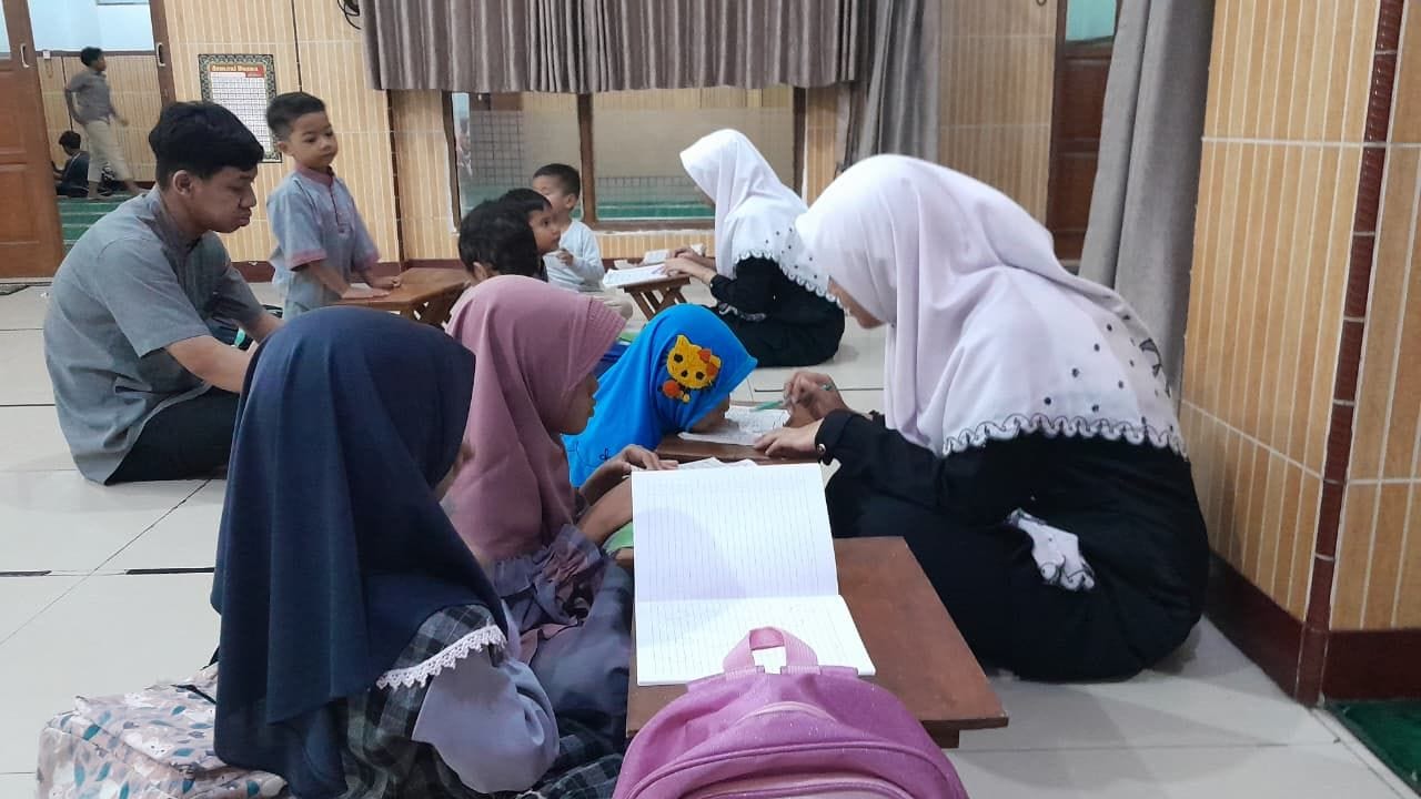 Santriwati PPMI Assalaam Terjun ke Masyarakat, Bimbing Anak-Anak TPA