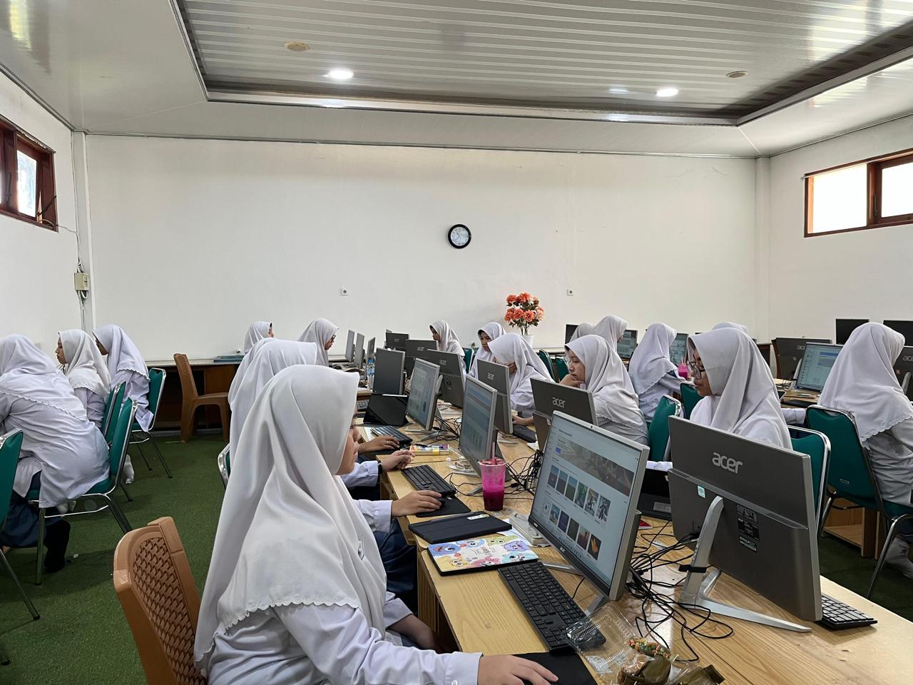 Perkuat Literasi Digital Santri, MA PPMI Assalaam Gelar Pelatihan AI dan Coding