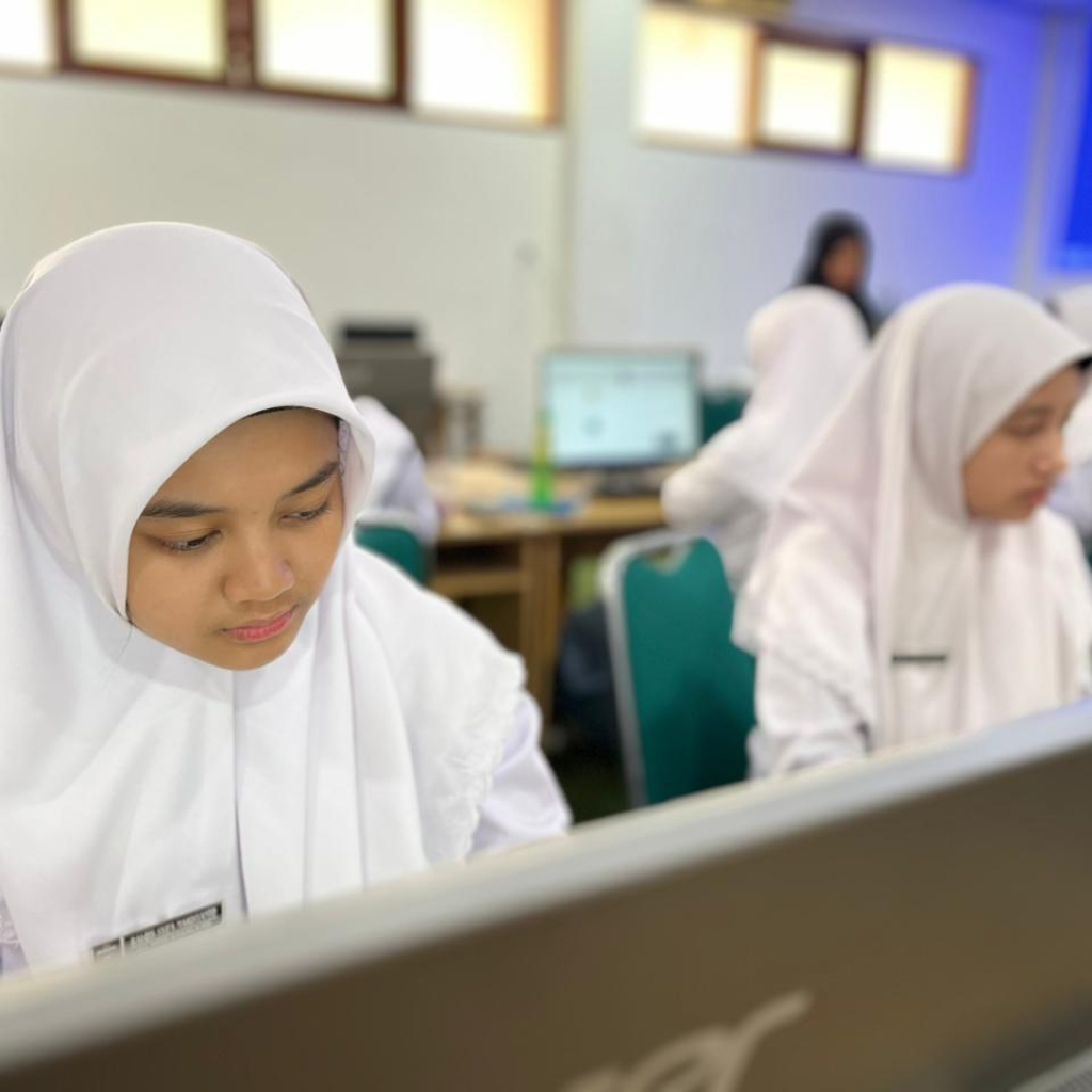 Perkuat Literasi Digital Santri, MA PPMI Assalaam Gelar Pelatihan AI dan Coding