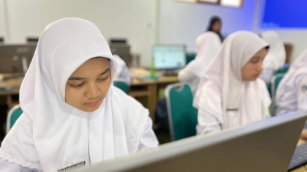Perkuat Literasi Digital Santri, MA PPMI Assalaam Gelar Pelatihan AI dan Coding