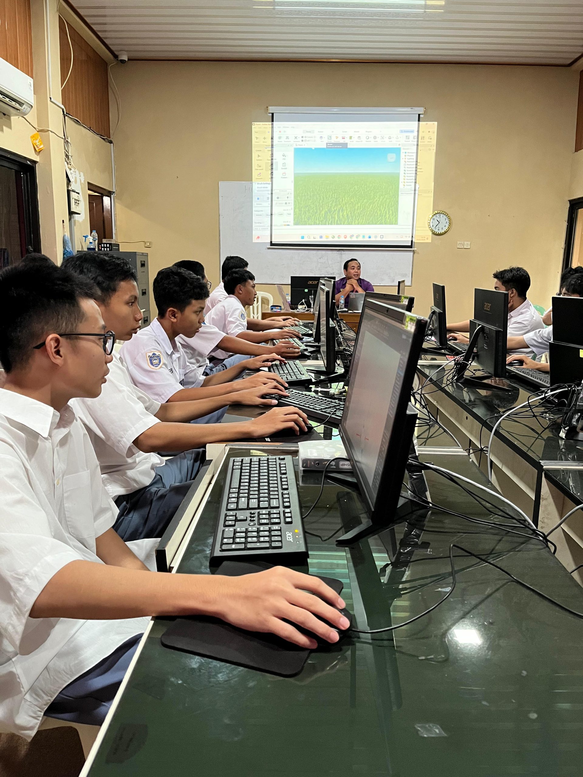 Perkuat Literasi Digital Santri, MA PPMI Assalaam Gelar Pelatihan AI dan Coding