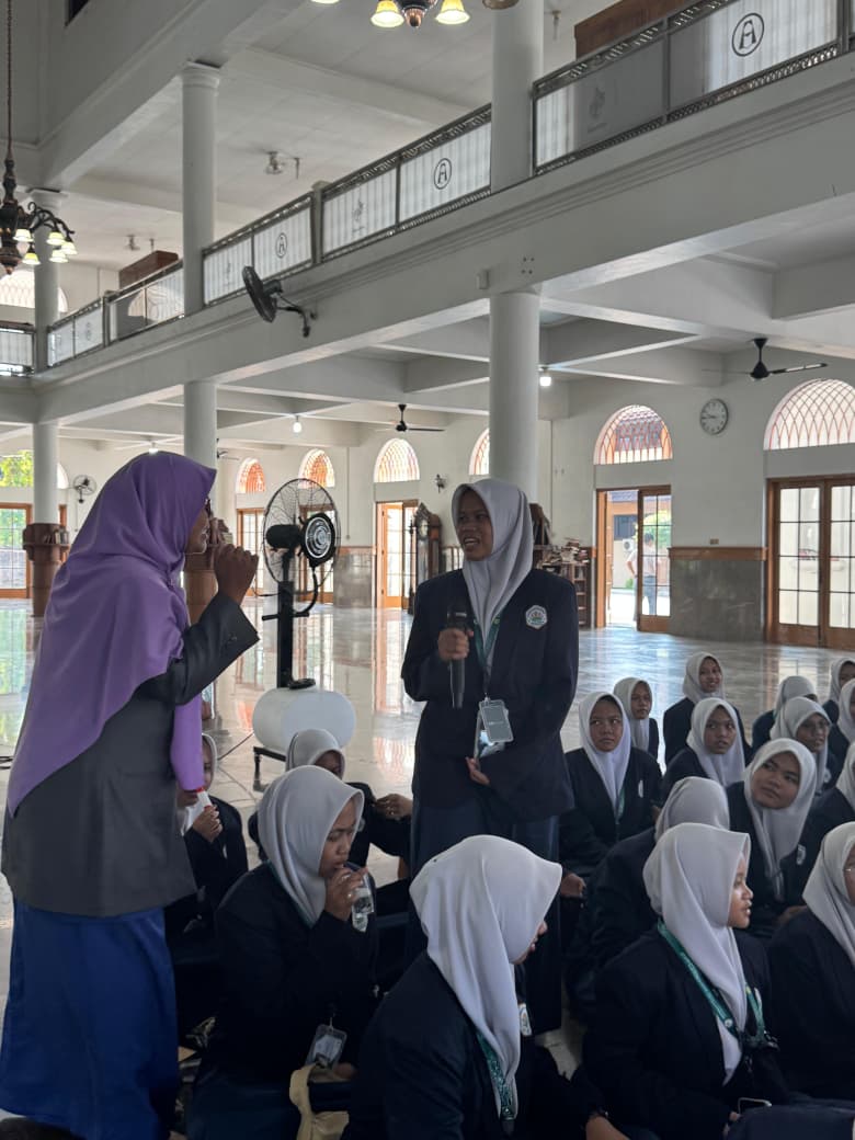 MTs Miftahun Najah Yogyakarta Kunjungi PPMI Assalaam untuk Studi Banding Program Adiwiyata