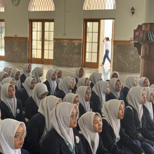 Kedatangan rombongan disambut oleh Kepala MTs PPMI Assalaam bersama tim HKPMA di Masjid PPMI Assalaam. Suasana penyambutan berlangsung hangat sebagai bagian dari silaturahmi antar lembaga pendidikan Islam. Melalui kegiatan studi banding ini, diharapkan tercipta pertukaran wawasan dan pengalaman dalam pengembangan program Adiwiyata, sekaligus mempererat hubungan antar lembaga pendidikan.