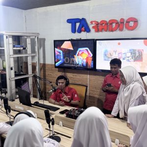Santri Berprestasi MTs PPMI Assalaam Belajar Langsung Dunia Broadcasting di TATV Solo