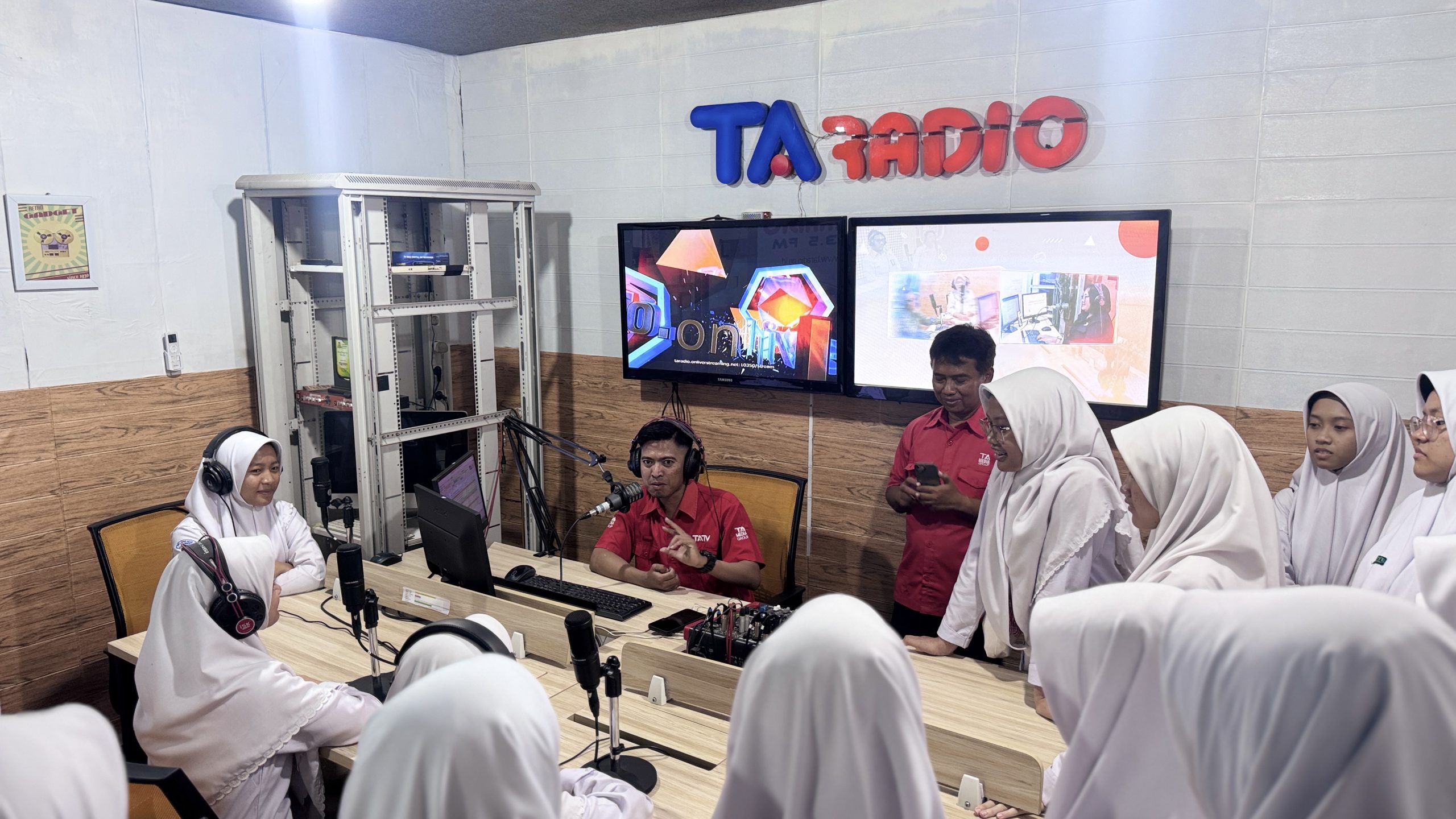 Santri Berprestasi MTs PPMI Assalaam Belajar Langsung Dunia Broadcasting di TATV Solo