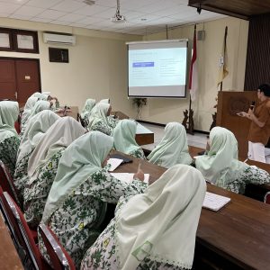 Santri Kelas Digital Riset MA Assalaam Belajar Penulisan Esai di Perpustakaan UNS
