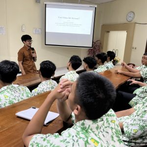 Santri Kelas Digital Riset MA Assalaam Belajar Penulisan Esai di Perpustakaan UNS