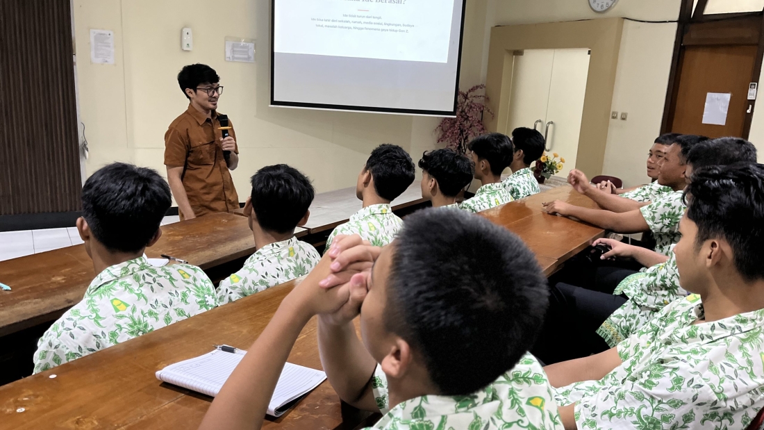 Santri Kelas Digital Riset MA Assalaam Belajar Penulisan Esai di Perpustakaan UNS