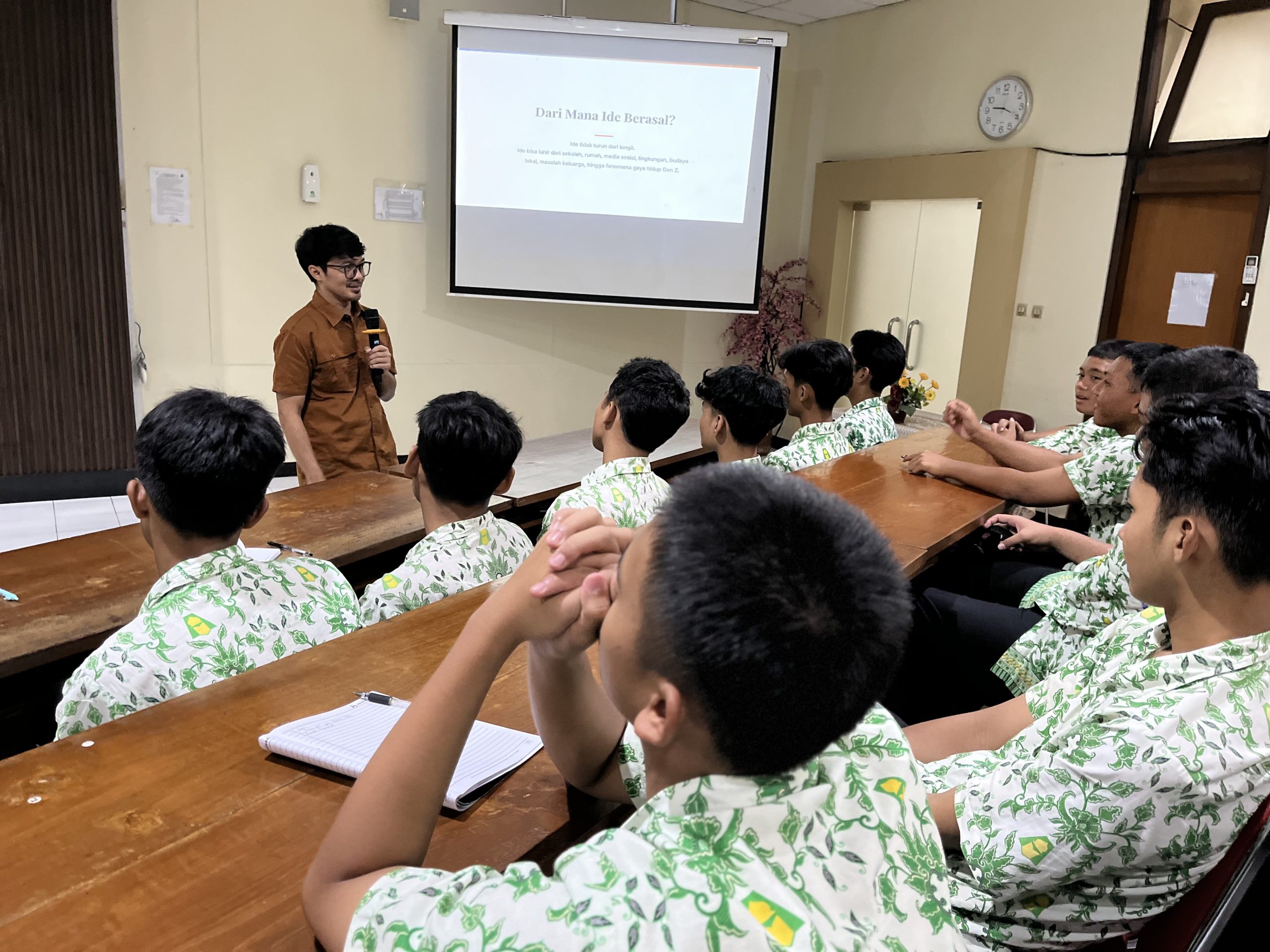 Santri Kelas Digital Riset MA Assalaam Belajar Penulisan Esai di Perpustakaan UNS
