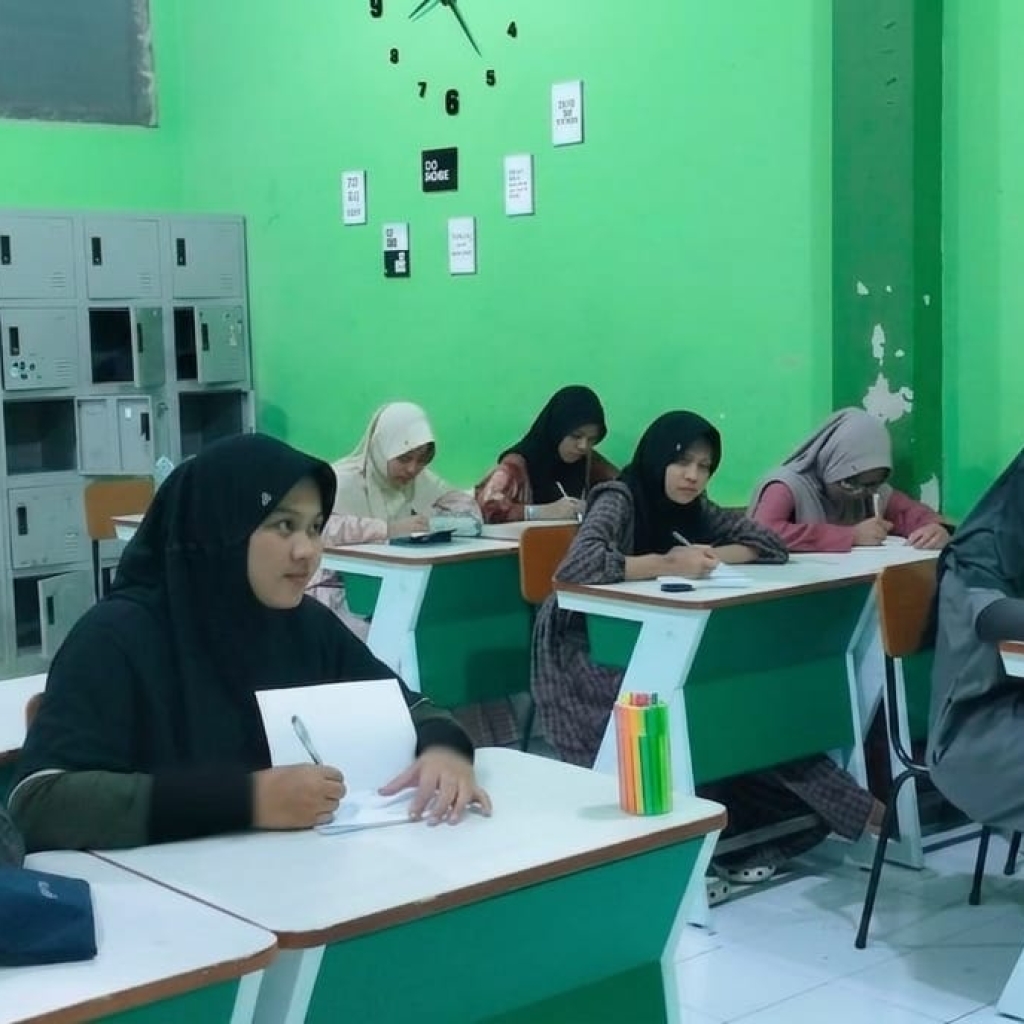 Budaya Akademik Terus Tumbuh, Santri MA PPMI Assalaam Optimalkan Belajar Malam