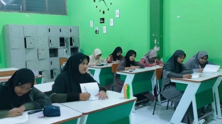 Budaya Akademik Terus Tumbuh, Santri MA PPMI Assalaam Optimalkan Belajar Malam