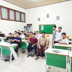 Budaya Akademik Terus Tumbuh, Santri MA PPMI Assalaam Optimalkan Belajar Malam