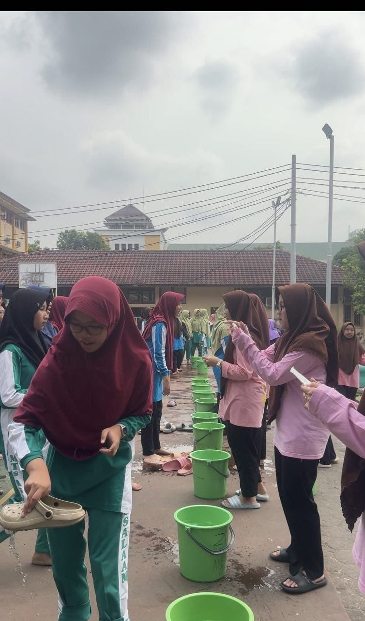 Semarak HUT RI ke-81, Santriwati PPMI Assalaam Ikuti Fun Game Penuh Keceriaan