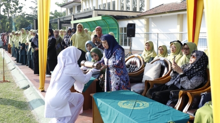 44 Tahun Mengabdi, PPMI Assalaam Gelar Apel Akbar Milad dan Apresiasi Pegawai Berdedikasi