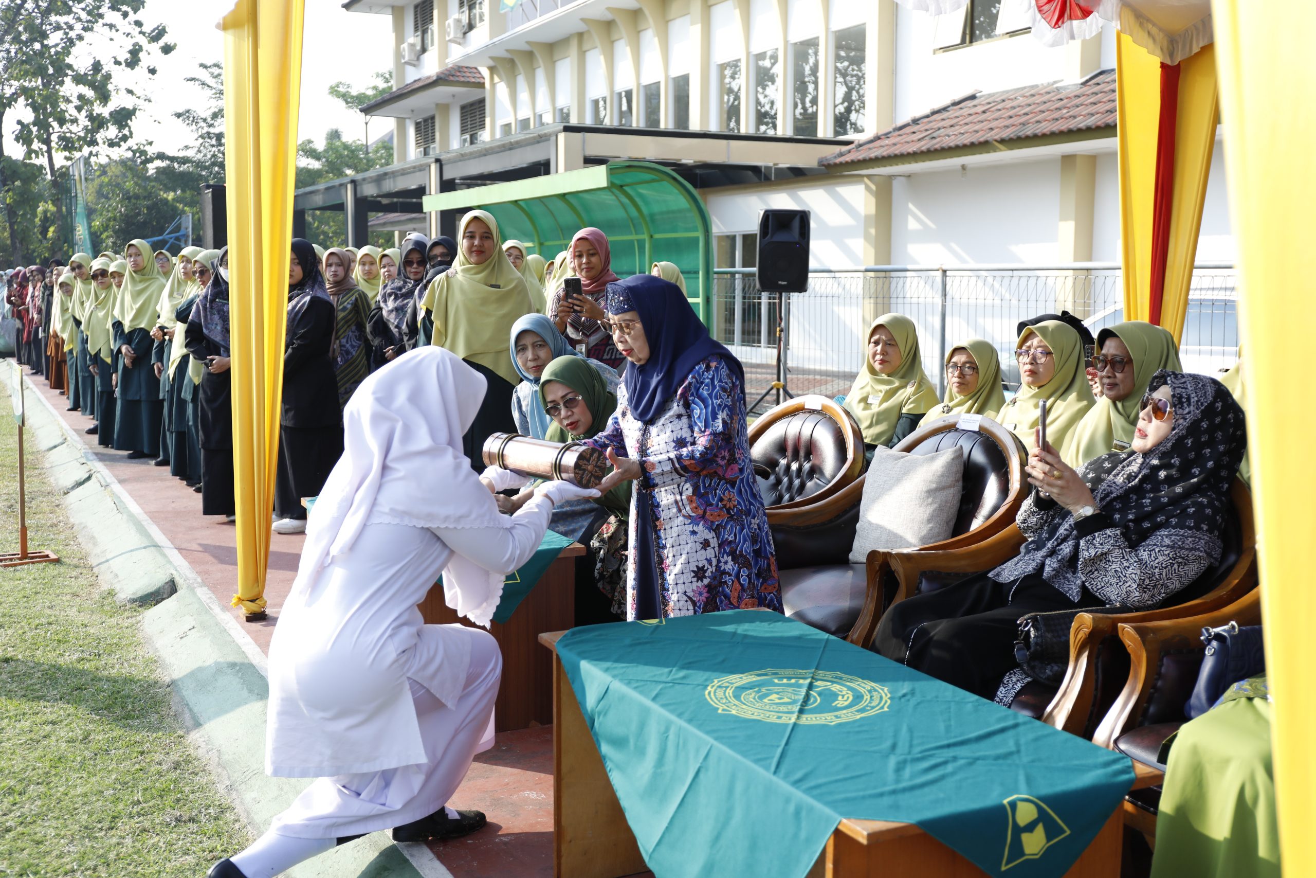 44 Tahun Mengabdi, PPMI Assalaam Gelar Apel Akbar Milad dan Apresiasi Pegawai Berdedikasi